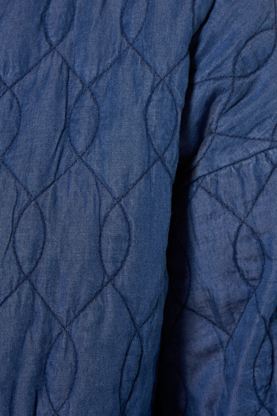 Veste en jean bleu moyen de Terra di Siena, matelassée avec motif losanges cousu et texture denim plissée.