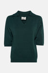 Pull vert de Terra di Siena, avec un col tailleur et des manches courtes.