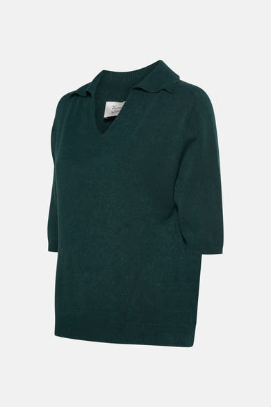 Pull vert en maille, de Terra di Siena, avec un col classique.
