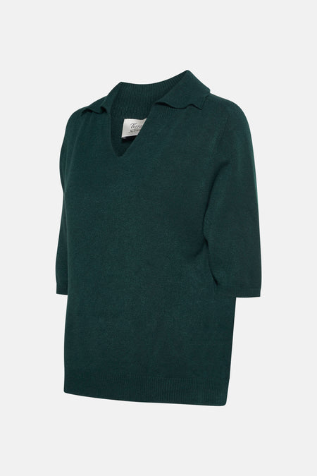 Pull vert en maille, de Terra di Siena, avec un col classique.
