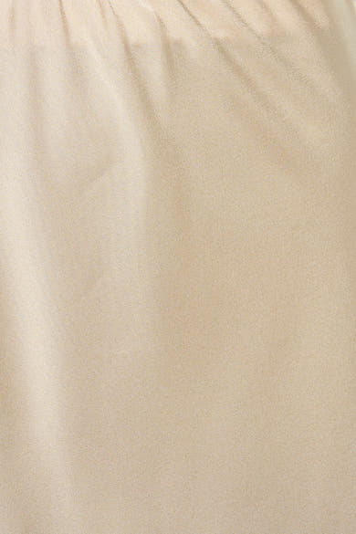 Jupe longue beige de Terra di Siena, tissu texturé avec quelques plis et reflets subtils.