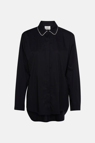 Zwarte blouse met lange mouwen van Terra di Siena met een kraag versierd met strassteentjes.