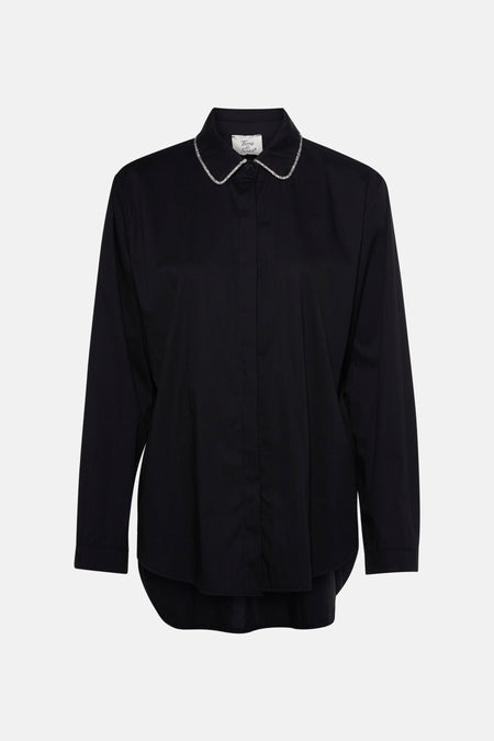 Zwarte blouse met lange mouwen van Terra di Siena met een kraag versierd met strassteentjes.