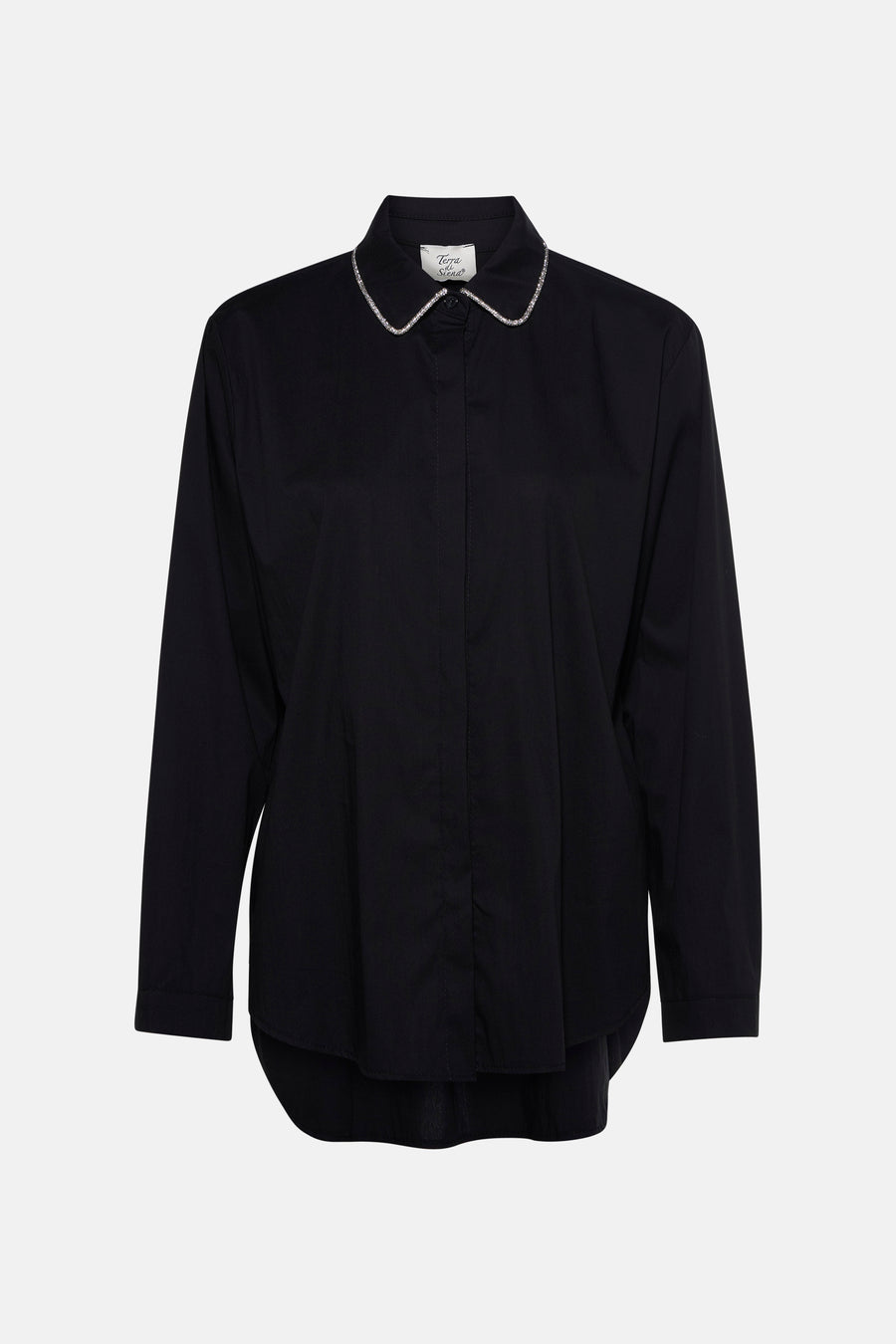 Zwarte blouse met lange mouwen van Terra di Siena met een kraag versierd met strassteentjes.