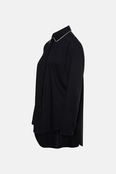 Zwarte blouse met lange mouwen van Terra di Siena, versierd met een zilveren decoratieve bies bij de kraag