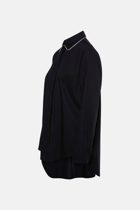 Zwarte blouse met lange mouwen van Terra di Siena, versierd met een zilveren decoratieve bies bij de kraag