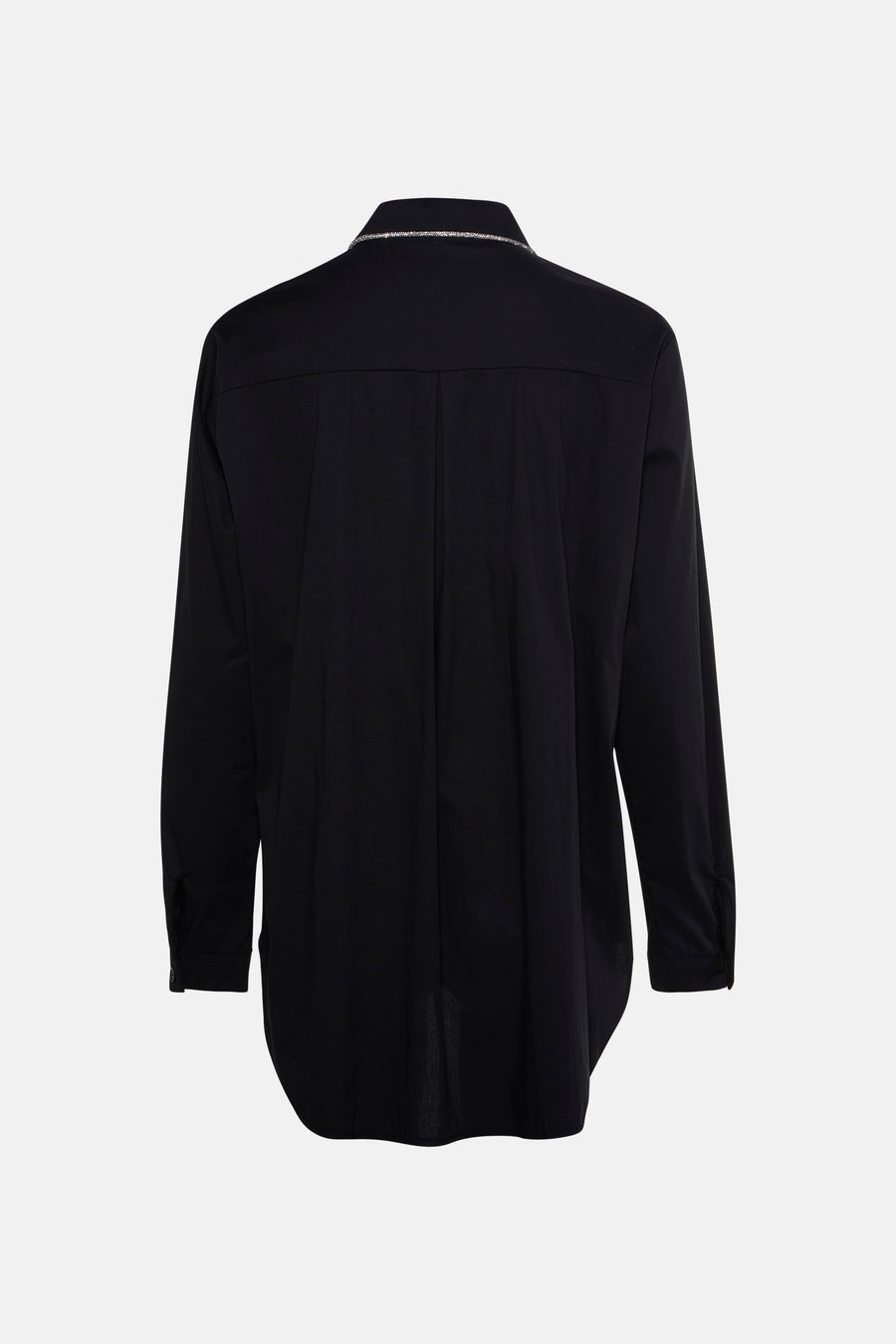 Zwarte blouse met lange mouwen van Terra di Siena, met decoratieve ketting bij de kraag en plooien op de rug.