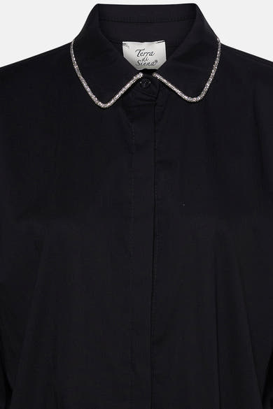 Zwarte blouse (lange mouwen) van Terra di Siena, met een kraag versierd met strass.