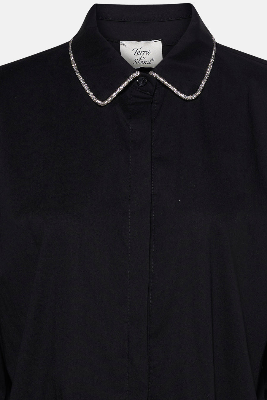 Zwarte blouse (lange mouwen) van Terra di Siena, met een kraag versierd met strass.