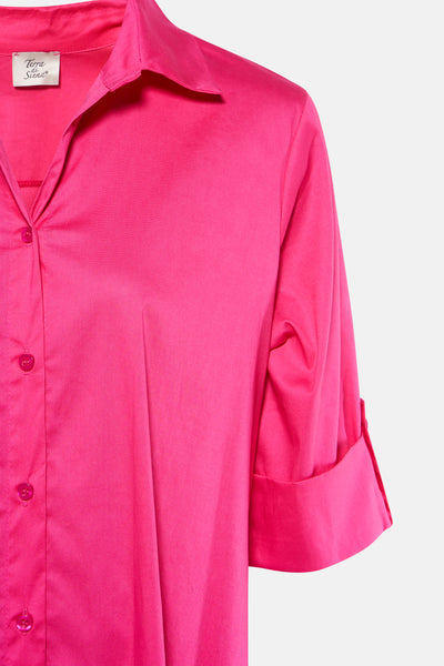 Robe rose à manches longues de Terra di Siena, avec boutons sur le devant et manches retroussées.
