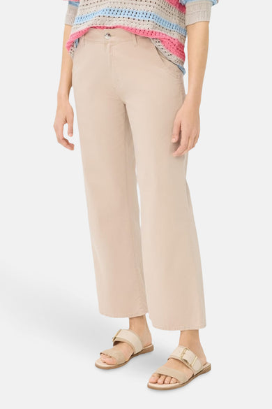 Beige Bermuda van BRAX, losse pasvorm met achterzakken en riem, op neutrale achtergrond.