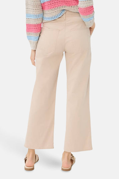 Bermuda beige de BRAX, coupe large, avec des poches arrière visibles et des sandales dorées.