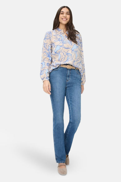 Jean bootcut bleu moyen en denim de BRAX, porté avec une ceinture beige à boucle dorée.