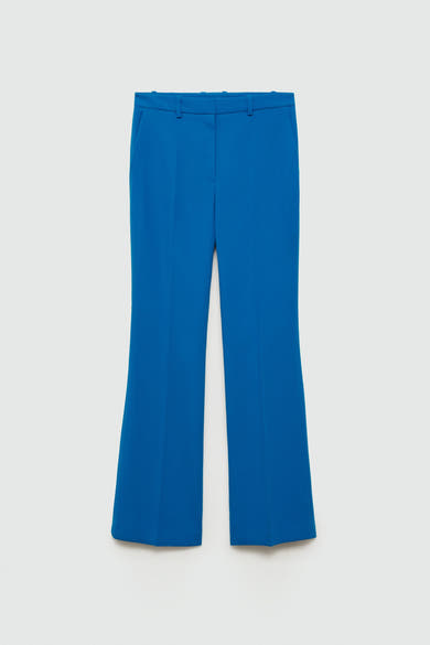 Blauwe kostuumbroek van MANGO, met uitlopende pijpen en zijzakken, op een witte achtergrond.