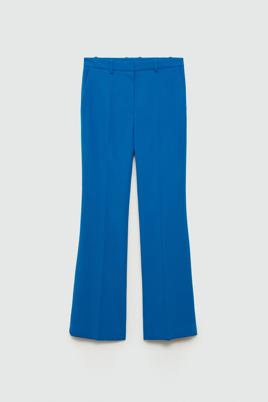 Blauwe kostuumbroek van MANGO, met uitlopende pijpen en zijzakken, op een witte achtergrond.