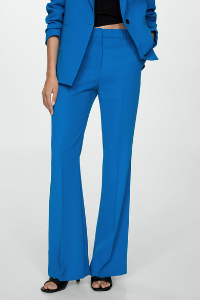 Pantalon de costume bleu by MANGO, avec une coupe évasée et des détails soignés.