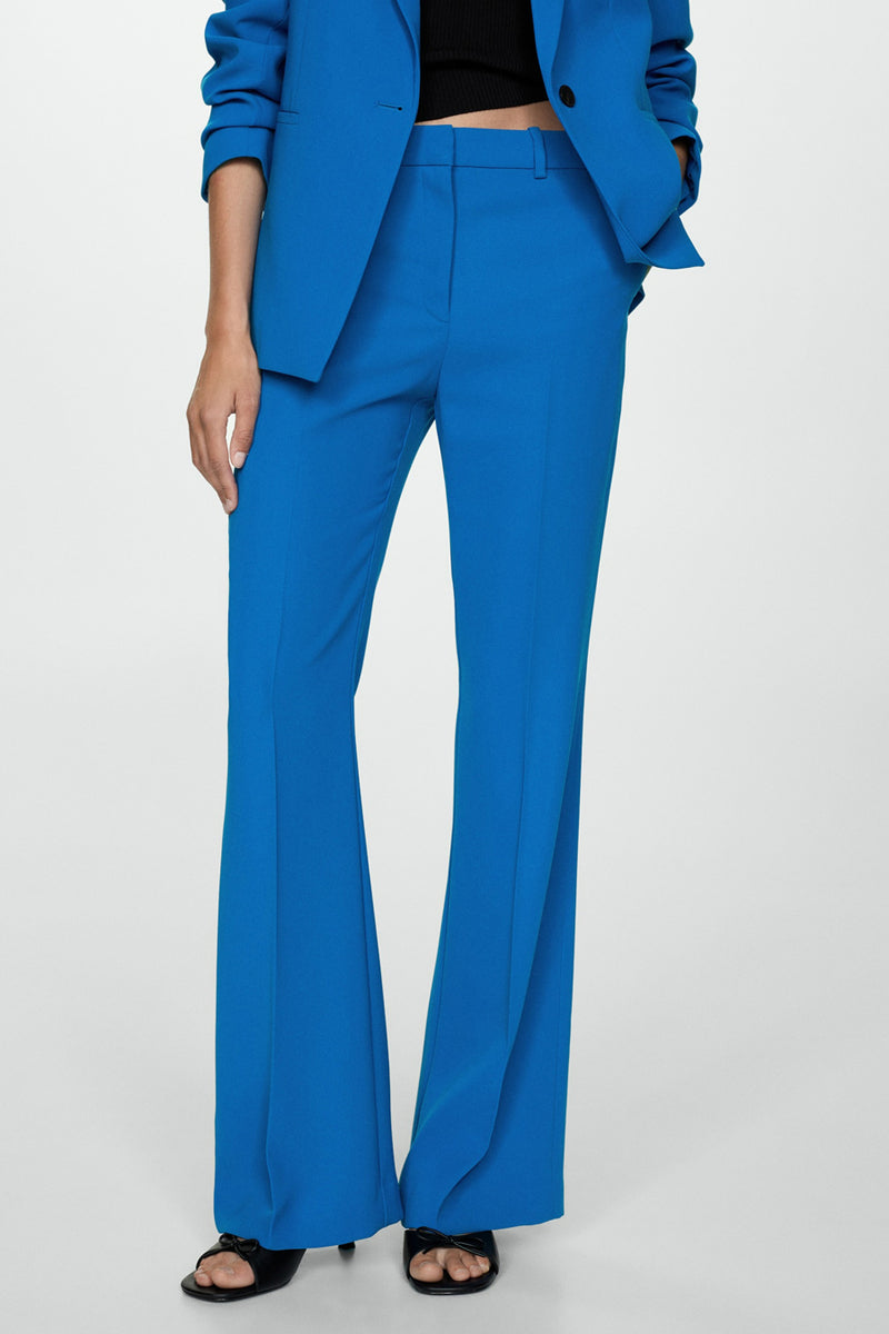 Pantalon de costume bleu by MANGO, avec une coupe évasée et des détails soignés.