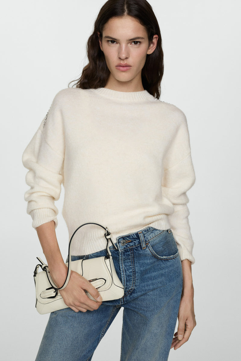 Witte ronde mouw van MANGO, versierd met decoratieve steentjes op de schouders, gedragen met een jeans.