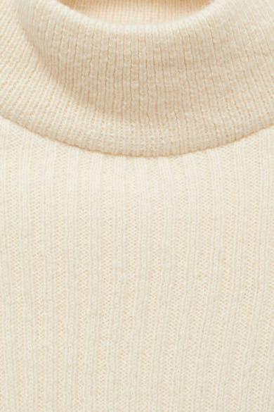 Witte coltrui van MANGO, gemaakt van zachte en comfortabele ribgebreide stof, met textuurdetail.