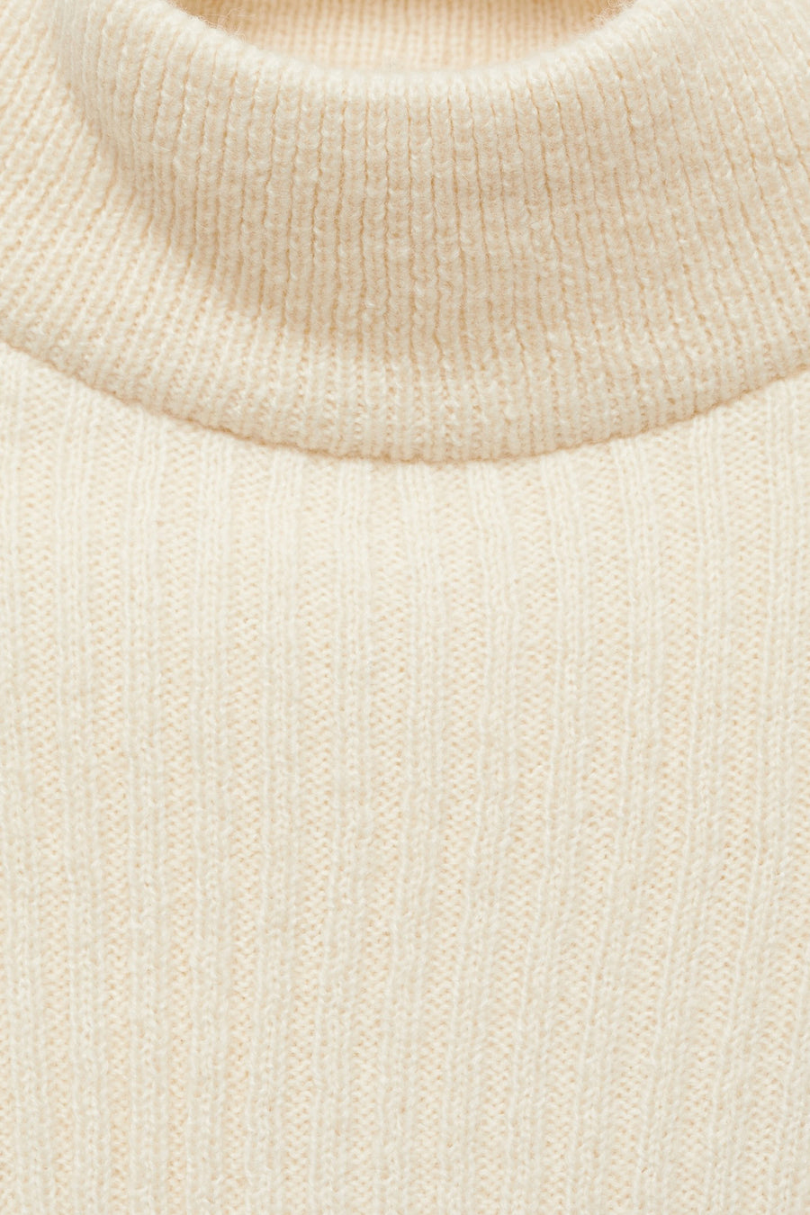 Witte coltrui van MANGO, gemaakt van zachte en comfortabele ribgebreide stof, met textuurdetail.