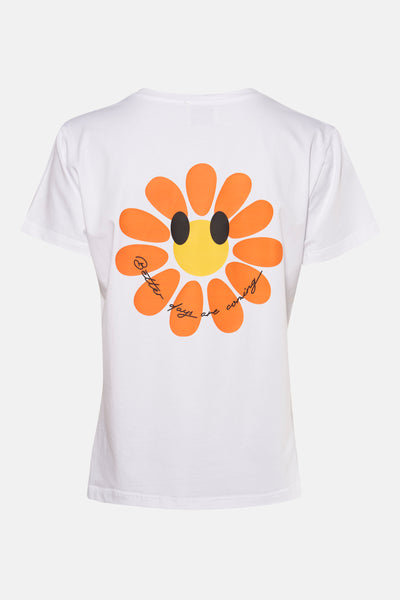 Witte T-shirt met korte mouwen van Terra di Siena met een lachende bloemenprint op de rug en tekst.