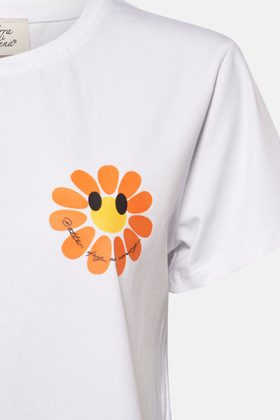 Wit T-shirt met korte mouwen van Terra di Siena, met een bloemenprint en belettering op de voorkant.