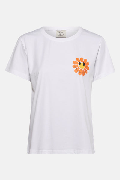 T-shirt blanc à manches courtes de Terra di Siena avec un motif floral souriant.