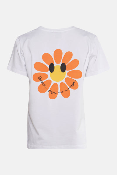 T-shirt blanc à manches courtes de Terra di Siena avec imprimé fleur souriante et lettrage au dos.
