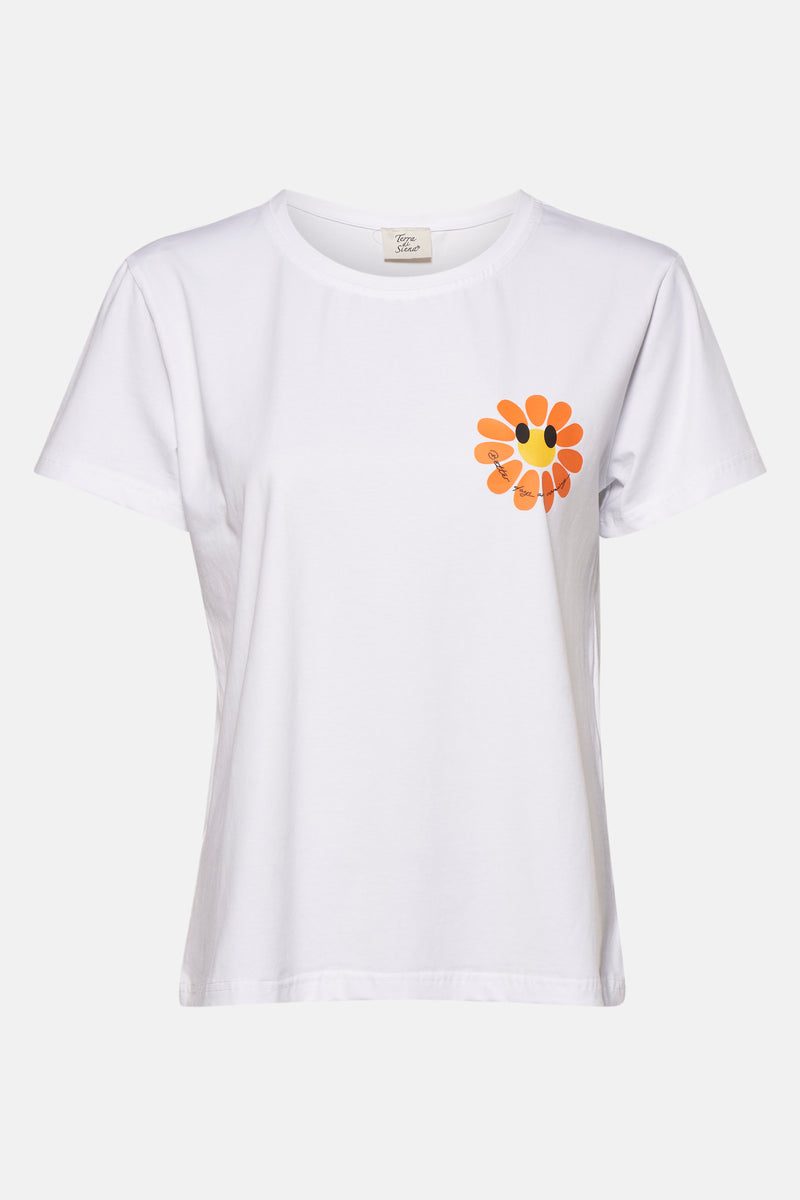 Wit T-shirt met korte mouwen van Terra di Siena, met een lachende oranje bloemprint op de voorkant.