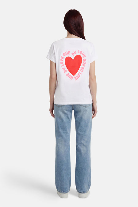 T-shirt blanc à manches courtes de Terra di Siena, imprimé cœur rouge avec texte rose au dos.