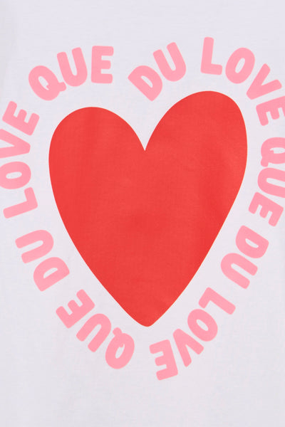 Effenhuid wit T-shirt met korte mouwen van Terra di Siena, met een hartmotief en roze tekst.