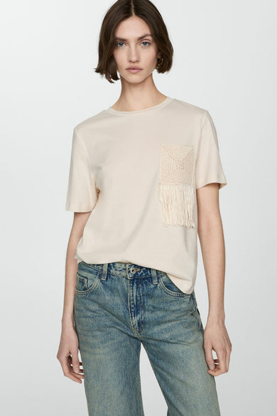 T-shirt beige à manches courtes de MANGO, avec poche carrée crochetée ornée de franges.