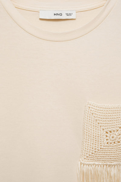 Beige T-shirt met korte mouwen van MANGO, met een gehaakt zakje met franjes.