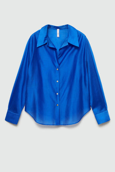 Blauwe blouse met lange mouwen van MANGO, met klassieke kraag en parelmoeren knopen.