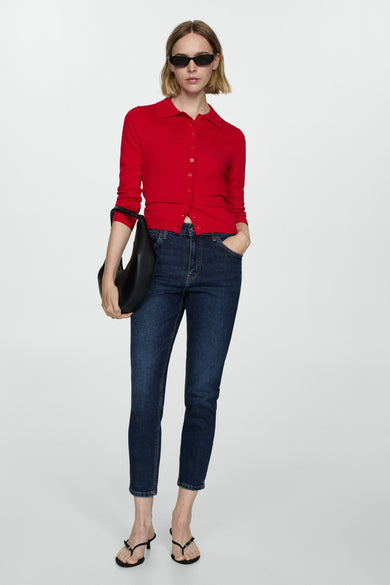 Donkerblauwe Jean Mom van MANGO, gedragen met een rode cardigan, een zwarte handtas en sandalen met hak.