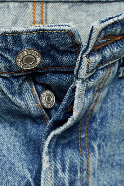 Lichtblauwe skinny jeans van MANGO, met zilverkleurige knopen en contrasterende stiksels.
