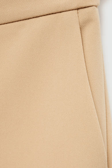 Bruine broek van MANGO, met een zijzak en een fijne textuur.