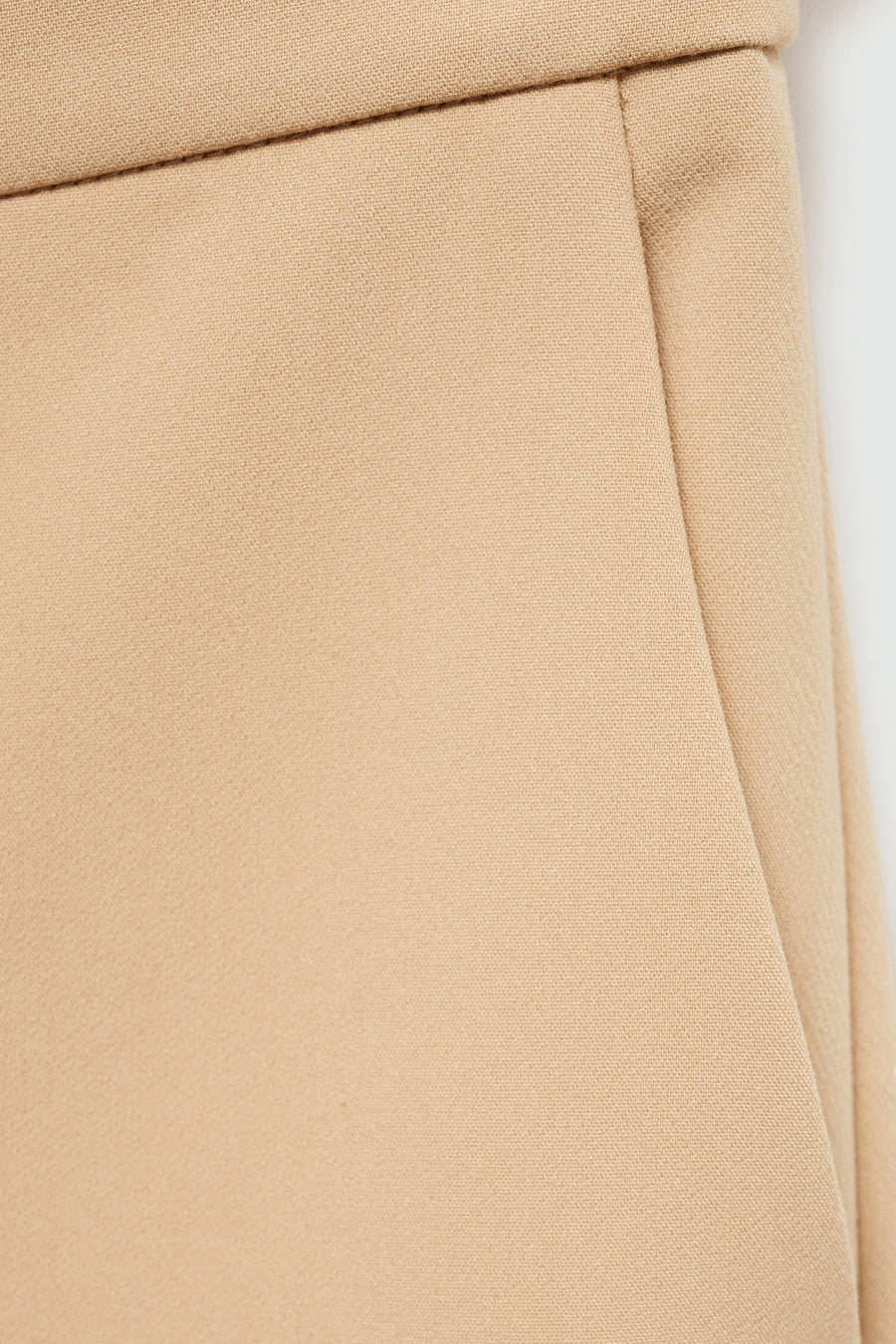Bruine broek van MANGO, met een zijzak en een fijne textuur.