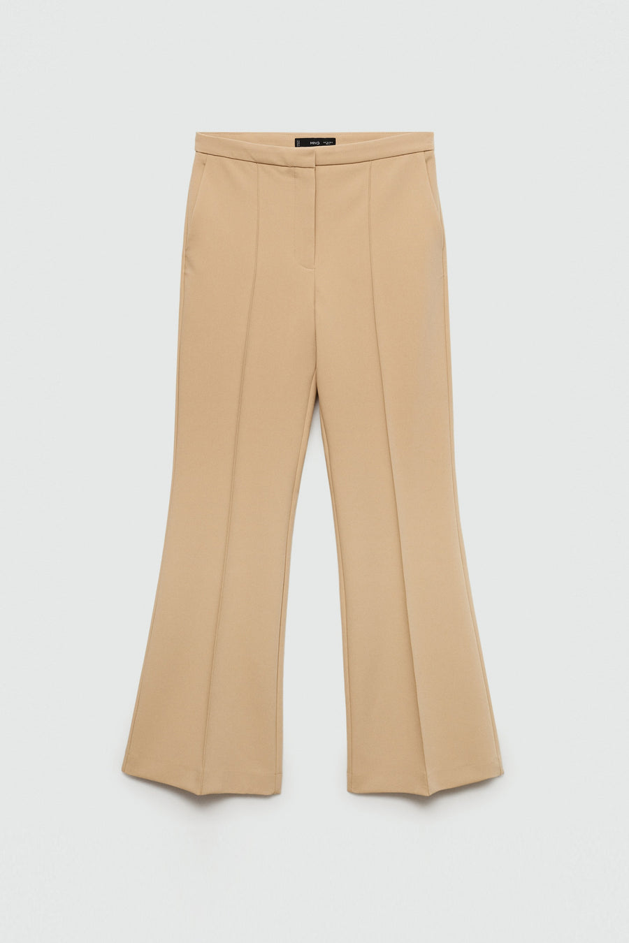 Bruine broek van MANGO, uitlopende pasvorm, met zijzakken en duidelijke vouwen aan de voorkant.