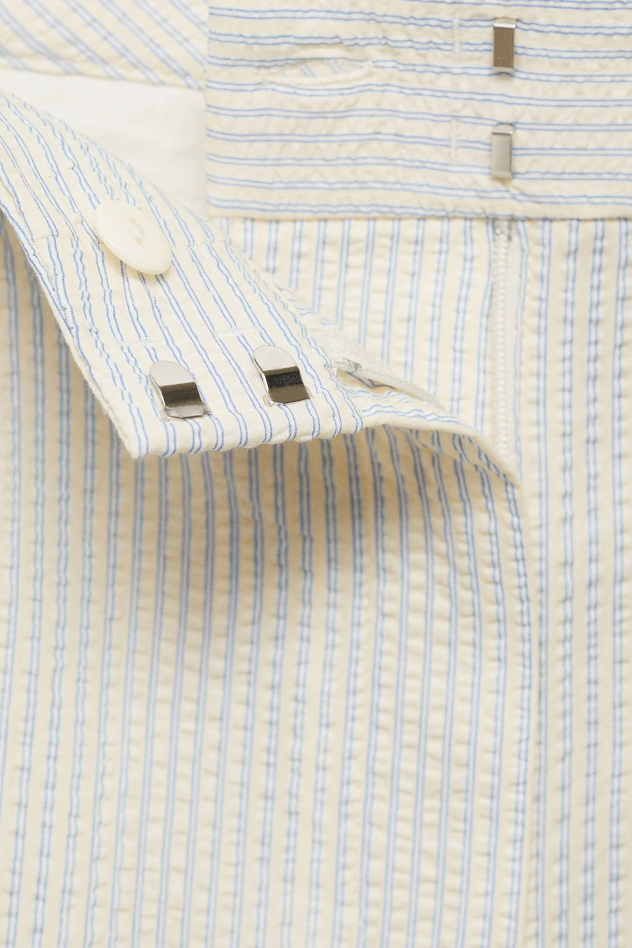 Ecru korte broek van MANGO, met blauwe strepen, met ritssluiting en knoop.