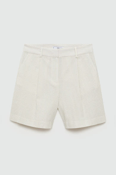 Kort ecru katoenen short van Mango, met blauwe verticale strepen en wafeltextuur.