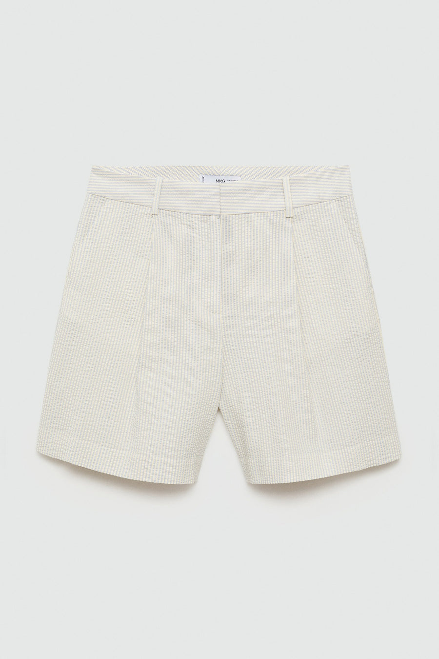 Kort ecru katoenen short van Mango, met blauwe verticale strepen en wafeltextuur.