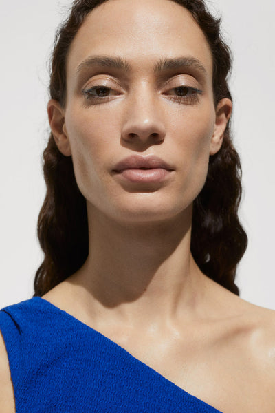Blauw mouwloos topje van MANGO, van getextureerde stof, gedragen door een model.