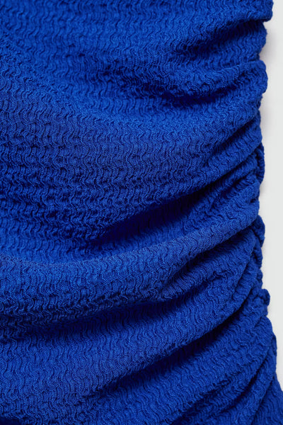 Blauw topje van MANGO in geweven textuurstof met gerimpeld effect.