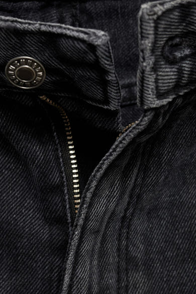 Rechte donkergrijze jeans van MANGO met zichtbare ritssluiting en verouderde metalen knoop.