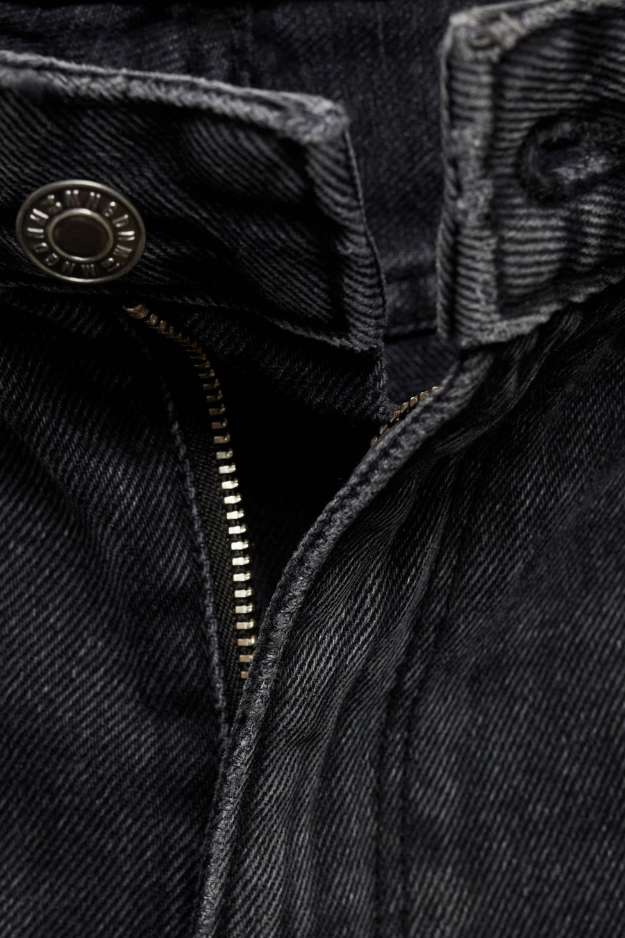 Rechte donkergrijze jeans van MANGO met zichtbare ritssluiting en verouderde metalen knoop.