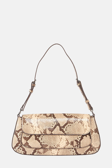Beige schoudertas van imitatie slangenleer van MANGO, met dunne bruine schouderriem en gouden accessoires.