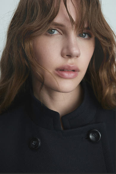 Veste longue bleue de MANGO avec col montant et double boutonnage ton sur ton.