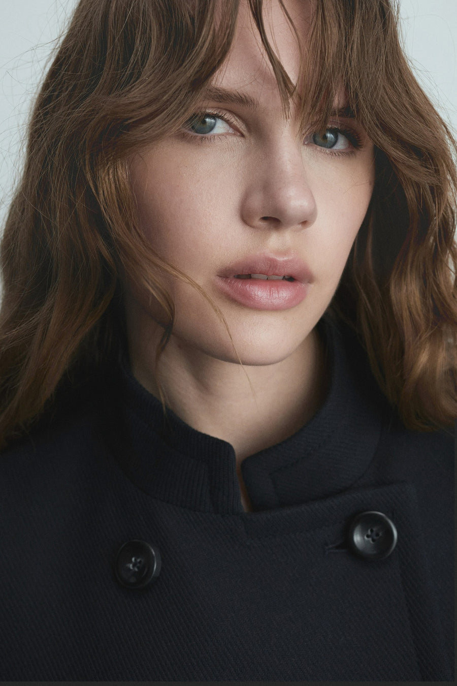 Veste longue bleue de MANGO avec col montant et double boutonnage ton sur ton.