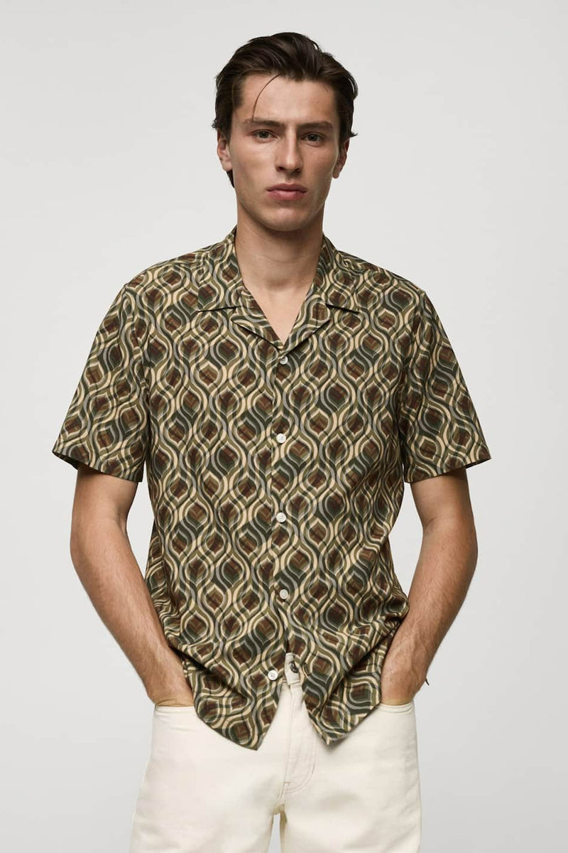 Chemise à manches courtes verte par MANGO, avec motif géométrique vintage marron et beige.